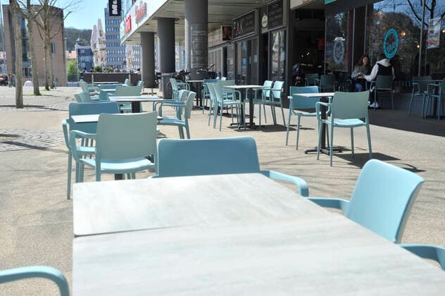 Der Einzelhandel in der Saarbrücker Innenstadt und die Außengastronomie am St. Johanner Markt haben am Freitag (23.04.2021) den letzten Tag geöffnet, bevor die Bundes-Notbremse in kraft tritt. Das sonnige Wetter lockt zu dieser Gelegenheit noch einmal viele Saarländer nach draußen.