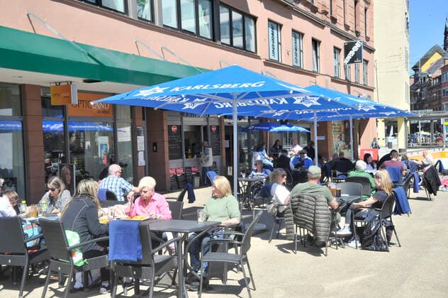Der Einzelhandel in der Saarbrücker Innenstadt und die Außengastronomie am St. Johanner Markt haben am Freitag (23.04.2021) den letzten Tag geöffnet, bevor die Bundes-Notbremse in kraft tritt. Das sonnige Wetter lockt zu dieser Gelegenheit noch einmal viele Saarländer nach draußen.