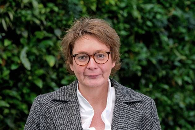 Göttingen Sartorius Besuch Daniela Behrens (SPD) als Ministerin für Soziales, Gesundheit und Gleichstellung im Niedersächsischen Landtag Die Sartorius AG ist ein börsennotierter Pharma- und Laborzulieferer mit Sitz in Göttingen. Das 1870 gegründete Unternehmen erzielte im Jahr 2020 einen Umsatz von 2,336 Mrd. Euro und beschäftigt mehr als 10.000 Mitarbeiter. Gemessen an der Wertschöpfung ist Sartorius unter den 15 größten Unternehmen in Niedersachsen. *** Goettingen Sartorius Visit Daniela Behrens SPD as Minister for Social Affairs, Health and Equality in the State Parliament of Lower Saxony Sartorius AG is a listed pharmaceutical and laboratory supplier headquartered in Goettingen The company, founded in 1870, achieved sales r