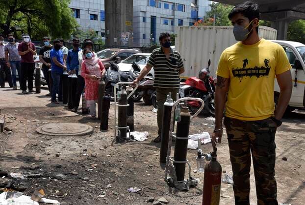 Coronavirus in Indien, Eindrücke aus Neu-Delhi NEW DELHI, INDIA ? APRIL 23: People wait in long queue for their turn to refill Oxygen cylinders at a medical gas supplier in Kailash Park near Moti Nagar on April 23, 2021 in New Delhi, India. (Photo by Mohd Zakir Hindustan Times ) Daily Life Amid Coronavirus Pandemic In India