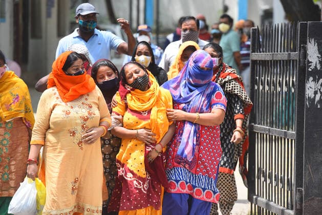 Coronavirus in Indien, Eindrücke aus Neu-Delhi NEW DELHI, INDIA APRIL 23: Relatives of a person who died due to Covid-19, mourning while waiting outside the mortuary at Lok Nayak Jai Prakash (LNJP) hospital on April 23, 2021 in New Delhi, India. (Photo by Raj K Raj Hindustan Times ) Daily Life Amid Coronavirus Pandemic In India