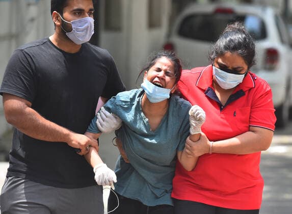 Coronavirus in Indien, Eindrücke aus Neu-Delhi NEW DELHI, INDIA APRIL 23: Relatives of a person who died due to Covid-19, mourning while waiting outside the mortuary at Lok Nayak Jai Prakash (LNJP) hospital on April 23, 2021 in New Delhi, India. (Photo by Raj K Raj Hindustan Times ) Daily Life Amid Coronavirus Pandemic In India