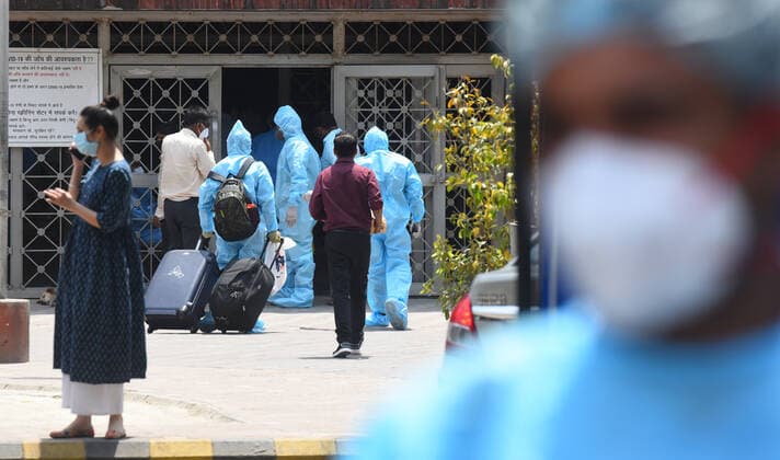 Coronavirus in Indien, Eindrücke aus Neu-Delhi NEW DELHI, INDIA APRIL 23: Doctors and other medical staff in PPE after a group of people suspected of Covid-19 infection were brought to Lok Nayak Jai Prakash (LNJP) hospital, on April 23, 2021 in New Delhi, India. (Photo by Raj K Raj Hindustan Times ) Daily Life Amid Coronavirus Pandemic In India