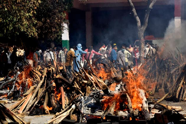 Coronavirus in Indien, Eindrücke aus Neu-Delhi NEW DELHI, INDIA APRIL 23: A view of multiple funeral pyres of Covid-19 victims, at Gazipur Ghat crematorium, on April 23, 2021 in New Delhi, India. (Photo by Sanjeev Verma Hindustan Times ) Daily Life Amid Coronavirus Pandemic In India