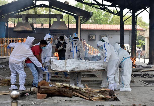 Coronavirus in Indien, Eindrücke aus Neu-Delhi NEW DELHI, INDIA APRIL 23: Relatives of a Covid-19 victim performs the last rites, at Nigambodh Ghat crematorium, on April 23, 2021 in New Delhi, India. (Photo by Sanjeev Verma Hindustan Times ) Daily Life Amid Coronavirus Pandemic In India
