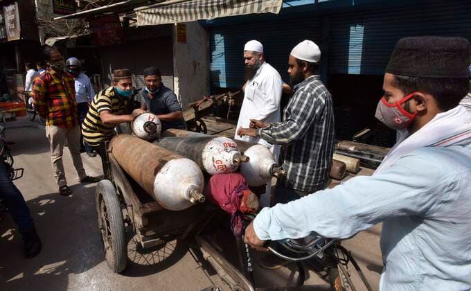 Coronavirus in Indien, Eindrücke aus Neu-Delhi NEW DELHI, INDIA APRIL 23: Free oxygen cylinders being distributed by residents for Covid-19 patients, at Anjuman Chowk, on April 23, 2021 in New Delhi, India. (Photo by Sanjeev Verma Hindustan Times ) People Distribute Free Oxygen Cylinders For Covid-19 Patients In Delhi