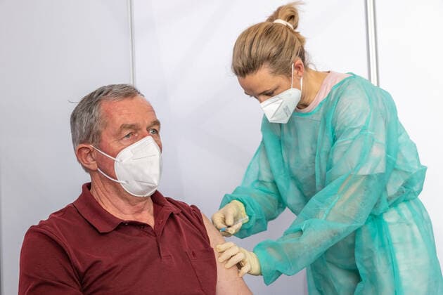 Lienz 23.04.2021, Lienz, AUT, Tirol Impft, Impfstrasse Lienz. Impfzentrum Dolomitenhalle Lienz nimmt Arbeit auf. Im Bild LA Hermann Kuenz erhält die Impfung Vaccination center Lienz starts work. The picture shows Member of the tyrol state parliament Hermann Kuenz receives the vaccination. Lienz, Austria on 2021 04 23.