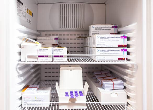 Lienz 23.04.2021, Lienz, AUT, Tirol Impft, Impfstrasse Lienz. Impfzentrum Dolomitenhalle Lienz nimmt Arbeit auf. Im Bild Impfstoffvorrat im Kühlschrank Vaccination center Lienz starts work. The picture shows Vaccine storage. Lienz, Austria on 2021 04 23.