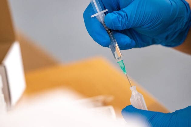 Lienz 23.04.2021, Lienz, AUT, Tirol Impft, Impfstrasse Lienz. Impfzentrum Dolomitenhalle Lienz nimmt Arbeit auf. Im Bild Impfspritze Vaccination center Lienz starts work. The picture shows Vaccination syringe. Lienz, Austria on 2021 04 23.