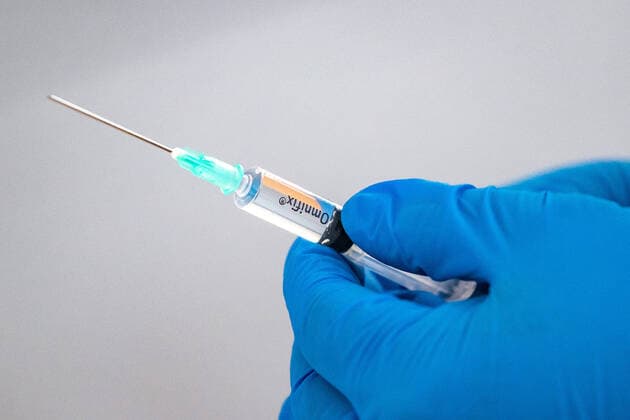 Lienz 23.04.2021, Lienz, AUT, Tirol Impft, Impfstrasse Lienz. Impfzentrum Dolomitenhalle Lienz nimmt Arbeit auf. Im Bild Impfspritze Vaccination center Lienz starts work. The picture shows Vaccination syringe. Lienz, Austria on 2021 04 23.