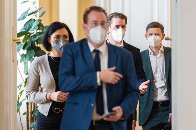 Wien 23.04.2021, Bundeskanzleramt, Wien, AUT, Bundesregierung, Kameraschwenk vor Videokonferenz der Bundesregierung mit Expertinnen und Experten, den Landeshauptleuten und Sozialpartnern zu den geplanten Oeffnungsschritten, im Bild v. l. Elisabeth Koestinger (OeVP), Gerald Fleischmann, Sebastian Kurz (OeVP) during a camera pan ahead of a federal government video conference with experts, provincial governors and social partners on the planned opening steps at the federal chancellery in Vienna, Austria on 2021 04 23. **** ONLY FOR GER;FRA;ITA;ESP;SUISSE;GBR **** *** Vienna 23 04 2021, Federal Chancellery, Vienna, AUT, Federal Government, Camera pan ahead of a federal government video conference with experts, provincial governors and soci  EP_sro