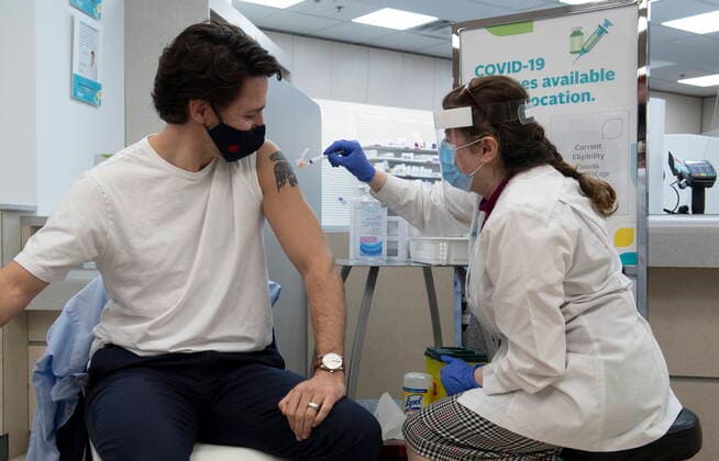 Coronavirus in Kanada, Justin Trudeau und seine Frau lassen sich mit AstraZeneca impfen April 23, 2021, Ottawa, on, Canada: Prime Minister Justin Trudeau receives his COVID vaccination in Ottawa, Friday April 23, 2021. Ottawa Canada  - ZUMAc35_ 20210423_zaf_c35_051 Copyright: xAdrianxWyldx