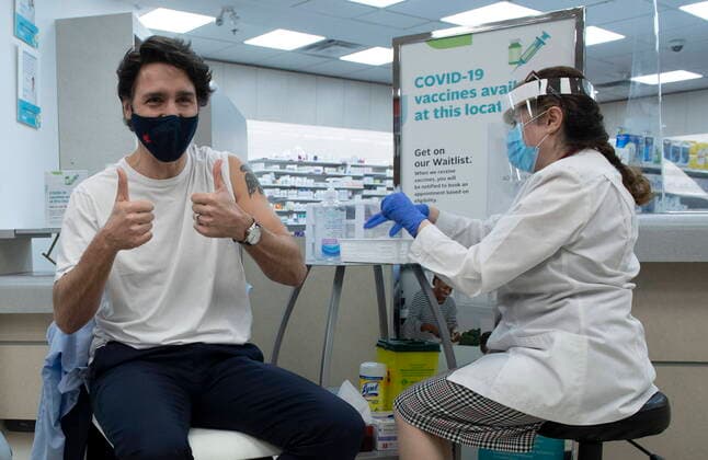 Bilder des Jahres 2021, News 04 April News Themen der Woche KW16 News Bilder des Tages Coronavirus in Kanada, Justin Trudeau und seine Frau lassen sich mit AstraZeneca impfen April 23, 2021, Ottawa, on, Canada: Prime Minister Justin Trudeau gives the thumbs up after receiving his COVID-19 AstraZeneca vaccination in Ottawa on Friday April 23, 2021. Ottawa Canada  - ZUMAc35_ 20210423_zaf_c35_056 Copyright: xAdrianxWyldx
