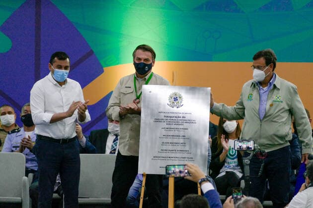 MANAUS, AM - 23.04.2021: BOLSONARO GANHA PLACA DE CIDADÃO EM MANAUS - President of the Republic, Jair Bolsonaro (without party), receives the Citizen of Amazonas plaque and participates in the inauguration of the second stage of the Amazonas Vasco Vasques Convention Center (CCAVV), this Friday morning (23). x2056911x  SandroxPereira