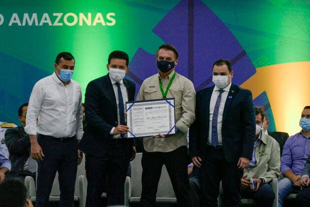 MANAUS, AM - 23.04.2021: BOLSONARO GANHA PLACA DE CIDADÃO EM MANAUS - President of the Republic, Jair Bolsonaro (without party), receives the Citizen of Amazonas plaque and participates in the inauguration of the second stage of the Amazonas Vasco Vasques Convention Center (CCAVV), this Friday morning (23). x2056925x  SandroxPereira