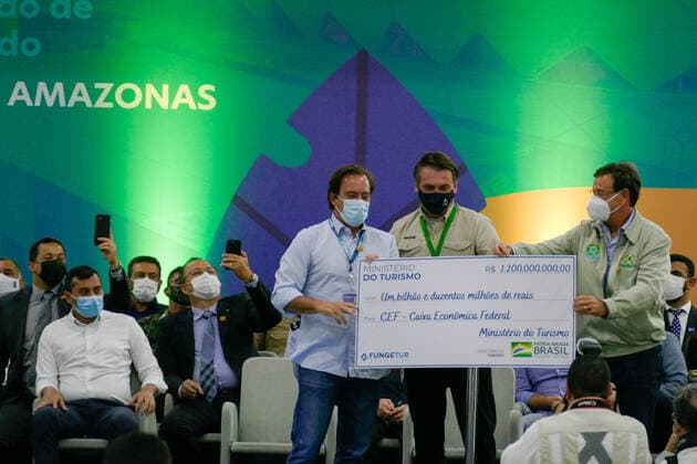 MANAUS, AM - 23.04.2021: BOLSONARO GANHA PLACA DE CIDADÃO EM MANAUS - President of the Republic, Jair Bolsonaro (without party), receives the Citizen of Amazonas plaque and participates in the inauguration of the second stage of the Amazonas Vasco Vasques Convention Center (CCAVV), this Friday morning (23). x2056933x  SandroxPereira