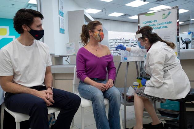Coronavirus in Kanada, Justin Trudeau und seine Frau lassen sich mit AstraZeneca impfen April 23, 2021, Ottawa, on, Canada: Prime Minister Justin Trudeau looks on as Pharmacist Zaineb Hassan administers the COVID-19 AstraZeneca vaccine to Sophie Gregoire Trudeau in Ottawa on Friday April 23, 2021. Ottawa Canada  - ZUMAc35_ 20210423_zaf_c35_060 Copyright: xAdrianxWyldx