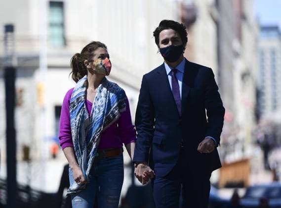 Coronavirus in Kanada, Justin Trudeau und seine Frau lassen sich mit AstraZeneca impfen April 23, 2021, Ottawa, on, Canada: Prime Minister Justin Trudeau and wife Sophie Gregoire Trudeau make their way to receive their first dose of the AstraZeneca COVID-19 vaccine in Ottawa on Friday, April 23, 2021. Ottawa Canada  - ZUMAc35_ 20210423_zaf_c35_062 Copyright: xSeanxKilpatrickx
