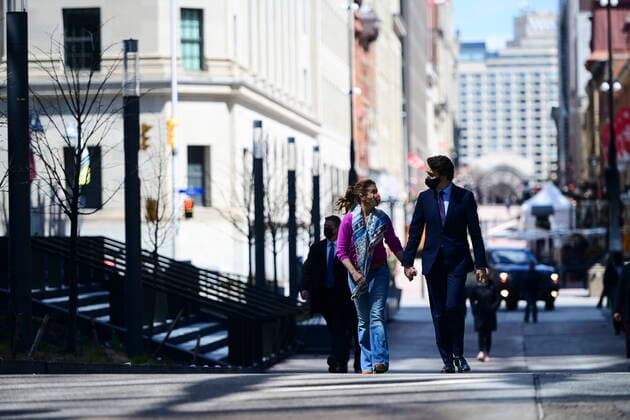 Coronavirus in Kanada, Justin Trudeau und seine Frau lassen sich mit AstraZeneca impfen April 23, 2021, Ottawa, on, Canada: Prime Minister Justin Trudeau and wife Sophie Gregoire Trudeau make their way to receive their first dose of the AstraZeneca COVID-19 vaccine in Ottawa on Friday, April 23, 2021. Ottawa Canada  - ZUMAc35_ 20210423_zaf_c35_064 Copyright: xSeanxKilpatrickx