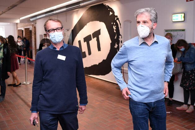 Tuebingen 23.04.2021 Nach der Verabschiedung der Bundesnotbremse und dem Ende des Tuebinger Modellversuchs, Oeffnen mit Sicherheit, muss auch das Landestheater Tuebingen (LTT) seinen Spielbetrieb wieder einstellen. Oberbuergermeister Boris Palmer (re) und LTT-Intendant Thorsten Weckherlin (li) auf dem Weg zur letzten Vorstellung.