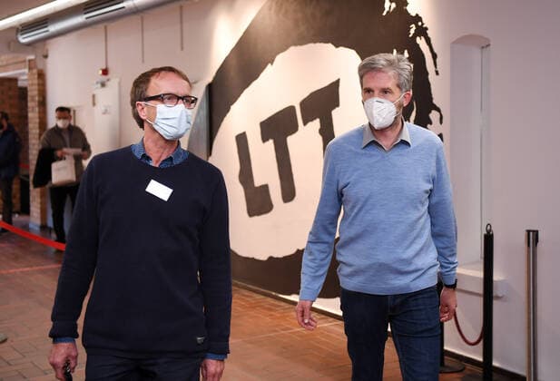 Tuebingen 23.04.2021 Nach der Verabschiedung der Bundesnotbremse und dem Ende des Tuebinger Modellversuchs, Oeffnen mit Sicherheit, muss auch das Landestheater Tuebingen (LTT) seinen Spielbetrieb wieder einstellen. Oberbuergermeister Boris Palmer (re) und LTT-Intendant Thorsten Weckherlin (li) auf dem Weg zur letzten Vorstellung.