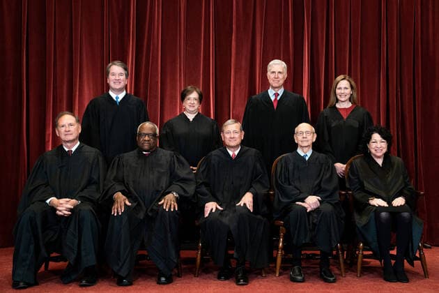 USA, Mitglieder des Supreme Court bei Fotoshooting in Washington Members of the Supreme Court pose for a group photo at the Supreme Court in Washington, DC on Friday, April 23, 2021. Seated from left: Associate Justice Samuel Alito, Associate Justice Clarence Thomas, Chief Justice John Roberts, Associate Justice Stephen Breyer and Associate Justice Sonia Sotomayor, Standing from left: Associate Justice Brett Kavanaugh, Associate Justice Elena Kagan, Associate Justice Neil Gorsuch and Associate Justice Amy Coney Barrett. Pool photo by Erin Schaff  WAX20210423233 ErinxSchaff
