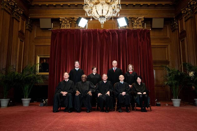 Bilder des Jahres 2021, News 04 April News Themen der Woche KW16 News Bilder des Tages USA, Mitglieder des Supreme Court bei Fotoshooting in Washington Members of the Supreme Court pose for a group photo at the Supreme Court in Washington, DC on Friday, April 23, 2021. Seated from left: Associate Justice Samuel Alito, Associate Justice Clarence Thomas, Chief Justice John Roberts, Associate Justice Stephen Breyer and Associate Justice Sonia Sotomayor, Standing from left: Associate Justice Brett Kavanaugh, Associate Justice Elena Kagan, Associate Justice Neil Gorsuch and Associate Justice Amy Coney Barrett. Pool photo by Erin Schaff  WAX20210423238 ErinxSchaff