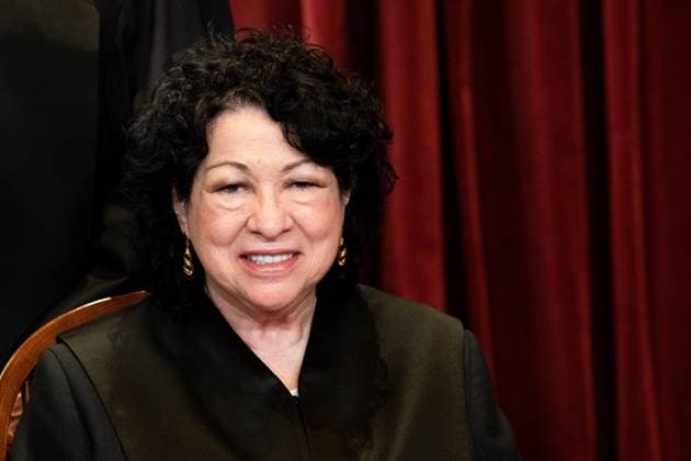 USA, Mitglieder des Supreme Court bei Fotoshooting in Washington Associate Justice Sonia Sotomayor sits during a group photo of the Justices at the Supreme Court in Washington, DC on Friday, April 23, 2021. Pool photo by Erin Schaff  WAX20210423250 ErinxSchaff