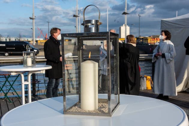 Kiel, 23. April 2021 Trost am Bootshafen. Die Kieler Kirchen haben zu einem ökumenischen Open Air Gottesdienst für Menschen, die schwer von der Corona-Pandemie gebeutelt sind eingeladen. Am Bootshafen in der Kieler Innenstadt konnten am Freitagabend, 23. April, einhundert angemeldete Besucher eine gemeinsame Atempause nehmen.