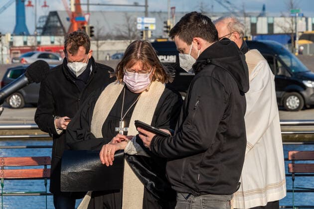 Kiel, 23. April 2021 Trost am Bootshafen. Die Kieler Kirchen haben zu einem ökumenischen Open Air Gottesdienst für Menschen, die schwer von der Corona-Pandemie gebeutelt sind eingeladen. Am Bootshafen in der Kieler Innenstadt konnten am Freitagabend, 23. April, einhundert angemeldete Besucher eine gemeinsame Atempause nehmen.