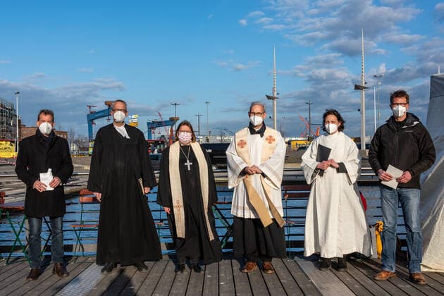 News Bilder des Tages Kiel, 23. April 2021 Trost am Bootshafen. Die Kieler Kirchen haben zu einem ökumenischen Open Air Gottesdienst für Menschen, die schwer von der Corona-Pandemie gebeutelt sind eingeladen. Am Bootshafen in der Kieler Innenstadt konnten am Freitagabend, 23. April, einhundert angemeldete Besucher eine gemeinsame Atempause nehmen.