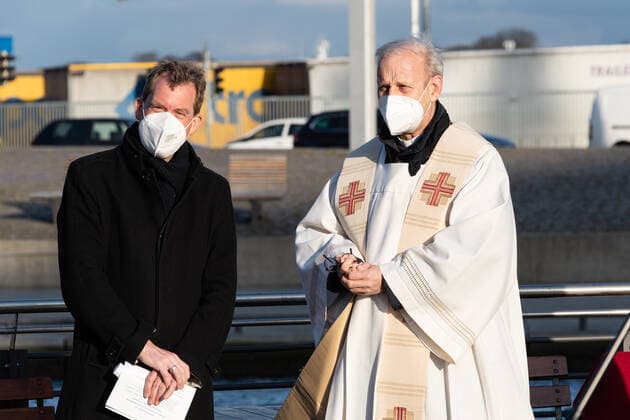Kiel, 23. April 2021 Trost am Bootshafen. Die Kieler Kirchen haben zu einem ökumenischen Open Air Gottesdienst für Menschen, die schwer von der Corona-Pandemie gebeutelt sind eingeladen. Am Bootshafen in der Kieler Innenstadt konnten am Freitagabend, 23. April, einhundert angemeldete Besucher eine gemeinsame Atempause nehmen.