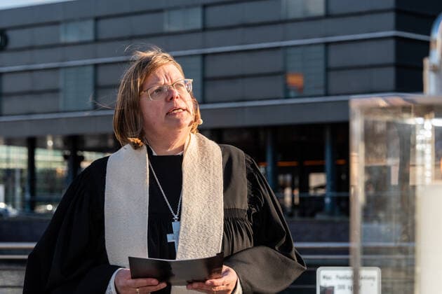 Kiel, 23. April 2021 Trost am Bootshafen. Die Kieler Kirchen haben zu einem ökumenischen Open Air Gottesdienst für Menschen, die schwer von der Corona-Pandemie gebeutelt sind eingeladen. Am Bootshafen in der Kieler Innenstadt konnten am Freitagabend, 23. April, einhundert angemeldete Besucher eine gemeinsame Atempause nehmen.