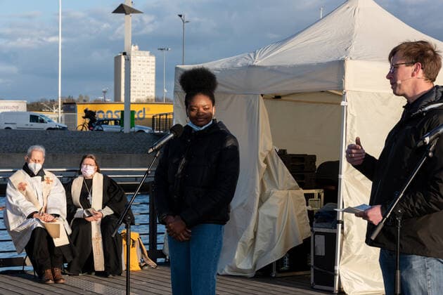 Kiel, 23. April 2021 Trost am Bootshafen. Die Kieler Kirchen haben zu einem ökumenischen Open Air Gottesdienst für Menschen, die schwer von der Corona-Pandemie gebeutelt sind eingeladen. Am Bootshafen in der Kieler Innenstadt konnten am Freitagabend, 23. April, einhundert angemeldete Besucher eine gemeinsame Atempause nehmen.