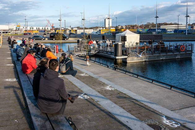 Kiel, 23. April 2021 Trost am Bootshafen. Die Kieler Kirchen haben zu einem ökumenischen Open Air Gottesdienst für Menschen, die schwer von der Corona-Pandemie gebeutelt sind eingeladen. Am Bootshafen in der Kieler Innenstadt konnten am Freitagabend, 23. April, einhundert angemeldete Besucher eine gemeinsame Atempause nehmen.