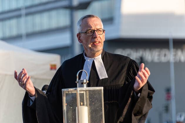 Kiel, 23. April 2021 Trost am Bootshafen. Die Kieler Kirchen haben zu einem ökumenischen Open Air Gottesdienst für Menschen, die schwer von der Corona-Pandemie gebeutelt sind eingeladen. Am Bootshafen in der Kieler Innenstadt konnten am Freitagabend, 23. April, einhundert angemeldete Besucher eine gemeinsame Atempause nehmen.