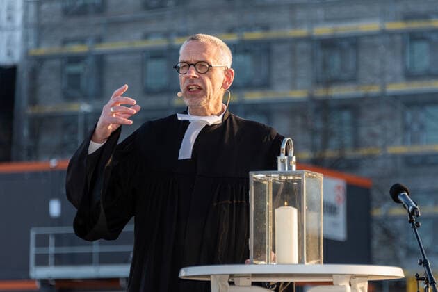 Kiel, 23. April 2021 Trost am Bootshafen. Die Kieler Kirchen haben zu einem ökumenischen Open Air Gottesdienst für Menschen, die schwer von der Corona-Pandemie gebeutelt sind eingeladen. Am Bootshafen in der Kieler Innenstadt konnten am Freitagabend, 23. April, einhundert angemeldete Besucher eine gemeinsame Atempause nehmen.
