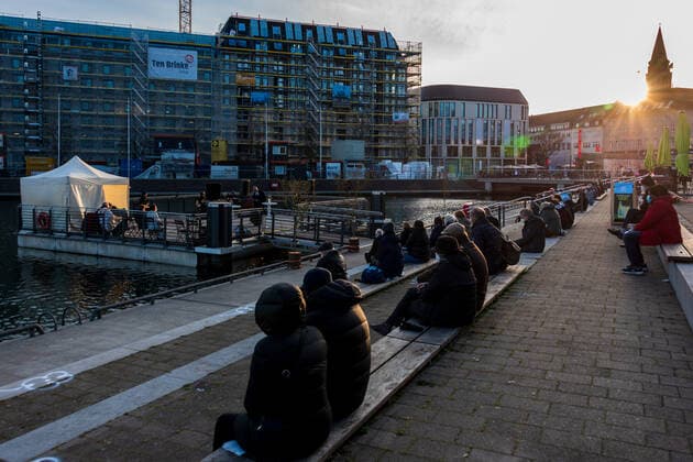 Kiel, 23. April 2021 Trost am Bootshafen. Die Kieler Kirchen haben zu einem ökumenischen Open Air Gottesdienst für Menschen, die schwer von der Corona-Pandemie gebeutelt sind eingeladen. Am Bootshafen in der Kieler Innenstadt konnten am Freitagabend, 23. April, einhundert angemeldete Besucher eine gemeinsame Atempause nehmen.