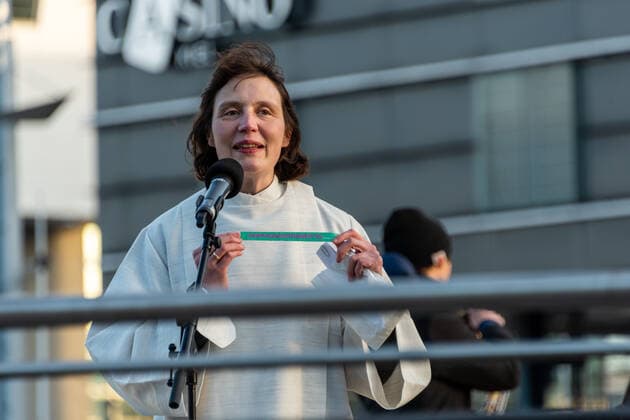 Kiel, 23. April 2021 Trost am Bootshafen. Die Kieler Kirchen haben zu einem ökumenischen Open Air Gottesdienst für Menschen, die schwer von der Corona-Pandemie gebeutelt sind eingeladen. Am Bootshafen in der Kieler Innenstadt konnten am Freitagabend, 23. April, einhundert angemeldete Besucher eine gemeinsame Atempause nehmen.