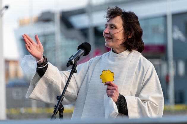 Kiel, 23. April 2021 Trost am Bootshafen. Die Kieler Kirchen haben zu einem ökumenischen Open Air Gottesdienst für Menschen, die schwer von der Corona-Pandemie gebeutelt sind eingeladen. Am Bootshafen in der Kieler Innenstadt konnten am Freitagabend, 23. April, einhundert angemeldete Besucher eine gemeinsame Atempause nehmen.