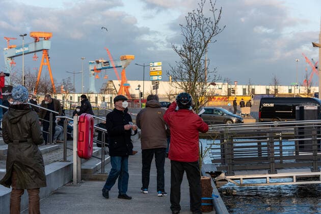 Kiel, 23. April 2021 Trost am Bootshafen. Die Kieler Kirchen haben zu einem ökumenischen Open Air Gottesdienst für Menschen, die schwer von der Corona-Pandemie gebeutelt sind eingeladen. Am Bootshafen in der Kieler Innenstadt konnten am Freitagabend, 23. April, einhundert angemeldete Besucher eine gemeinsame Atempause nehmen.