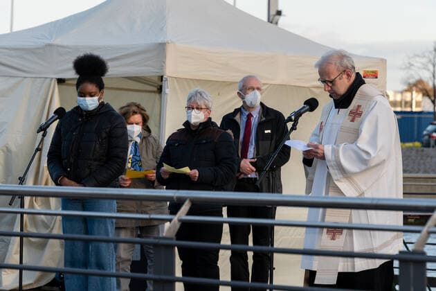 Kiel, 23. April 2021 Trost am Bootshafen. Die Kieler Kirchen haben zu einem ökumenischen Open Air Gottesdienst für Menschen, die schwer von der Corona-Pandemie gebeutelt sind eingeladen. Am Bootshafen in der Kieler Innenstadt konnten am Freitagabend, 23. April, einhundert angemeldete Besucher eine gemeinsame Atempause nehmen.