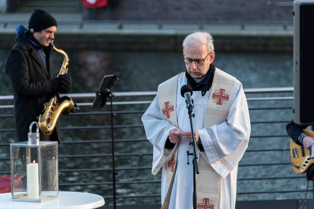 Kiel, 23. April 2021 Trost am Bootshafen. Die Kieler Kirchen haben zu einem ökumenischen Open Air Gottesdienst für Menschen, die schwer von der Corona-Pandemie gebeutelt sind eingeladen. Am Bootshafen in der Kieler Innenstadt konnten am Freitagabend, 23. April, einhundert angemeldete Besucher eine gemeinsame Atempause nehmen.
