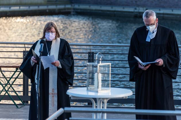 Kiel, 23. April 2021 Trost am Bootshafen. Die Kieler Kirchen haben zu einem ökumenischen Open Air Gottesdienst für Menschen, die schwer von der Corona-Pandemie gebeutelt sind eingeladen. Am Bootshafen in der Kieler Innenstadt konnten am Freitagabend, 23. April, einhundert angemeldete Besucher eine gemeinsame Atempause nehmen.