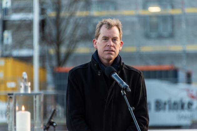 Kiel, 23. April 2021 Trost am Bootshafen. Die Kieler Kirchen haben zu einem ökumenischen Open Air Gottesdienst für Menschen, die schwer von der Corona-Pandemie gebeutelt sind eingeladen. Am Bootshafen in der Kieler Innenstadt konnten am Freitagabend, 23. April, einhundert angemeldete Besucher eine gemeinsame Atempause nehmen.