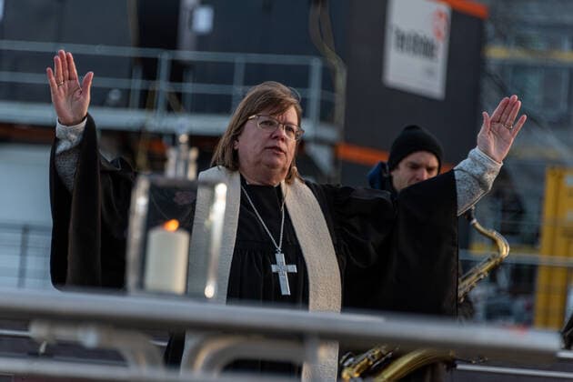 Kiel, 23. April 2021 Trost am Bootshafen. Die Kieler Kirchen haben zu einem ökumenischen Open Air Gottesdienst für Menschen, die schwer von der Corona-Pandemie gebeutelt sind eingeladen. Am Bootshafen in der Kieler Innenstadt konnten am Freitagabend, 23. April, einhundert angemeldete Besucher eine gemeinsame Atempause nehmen.