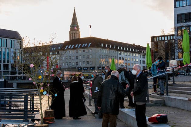 Kiel, 23. April 2021 Trost am Bootshafen. Die Kieler Kirchen haben zu einem ökumenischen Open Air Gottesdienst für Menschen, die schwer von der Corona-Pandemie gebeutelt sind eingeladen. Am Bootshafen in der Kieler Innenstadt konnten am Freitagabend, 23. April, einhundert angemeldete Besucher eine gemeinsame Atempause nehmen.