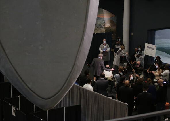 Coronavirus in den USA, Impfzentrum im American Museum of Natural History in New York Mayor Bill deBlasio speaks with people who have just been vaccinated while healthcare workers attend to people who arrive to be vaccinated under the famous 94-foot-long model of a blue whale when the American Museum of Natural History is transformed into a mass vaccination site at the AMNH in New York City on Friday, April 23, 2021.  NYP20210423105 JohnxAngelillo