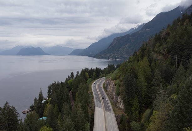 News Bilder des Tages April 23, 2021, Lions Bay, BC, Canada: Motorists travel on the Sea-to-Sky highway between Horseshoe Bay and Lions Bay, B.C., on Friday, April 23, 2021. Non-essential travel is being restricted between three regional zones in British Columbia to try and curb the spread of COVID-19. Lions Bay Canada  - ZUMAc35_ 20210423_zaf_c35_070 Copyright: xDarrylxDyckx