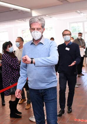 Tuebingen 23.04.2021 Nach der Verabschiedung der Bundesnotbremse und dem Ende des Tuebinger Modellversuchs, Oeffnen mit Sicherheit, muss auch das Landestheater Tuebingen (LTT) seinen Spielbetrieb wieder einstellen. Oberbuergermeister Boris Palmer (vorn li) blickt zur Uhr und LTT-Intendant Thorsten Weckherlin (hinten re) auf dem Weg zur letzten Vorstellung.